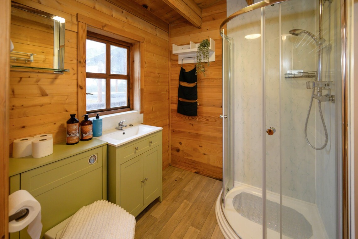 Ensuite shower to the master bedroom