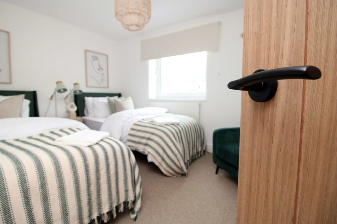 Twin bedroom