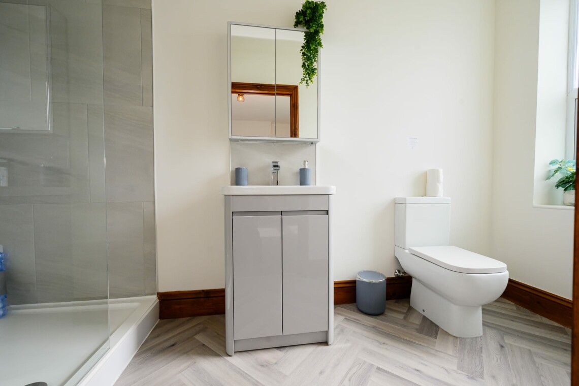 Bathroom & shower