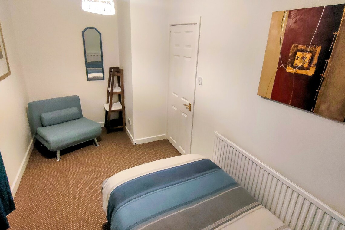 Single bedroom with extra foldout bed