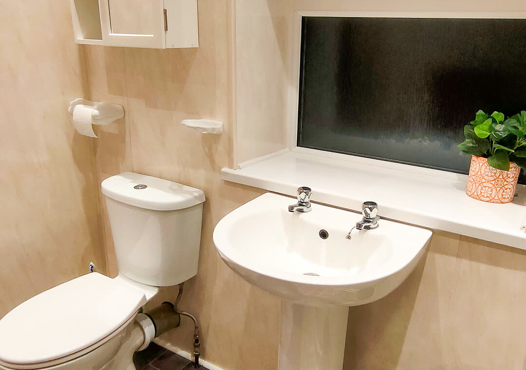 Bathroom & s33hower