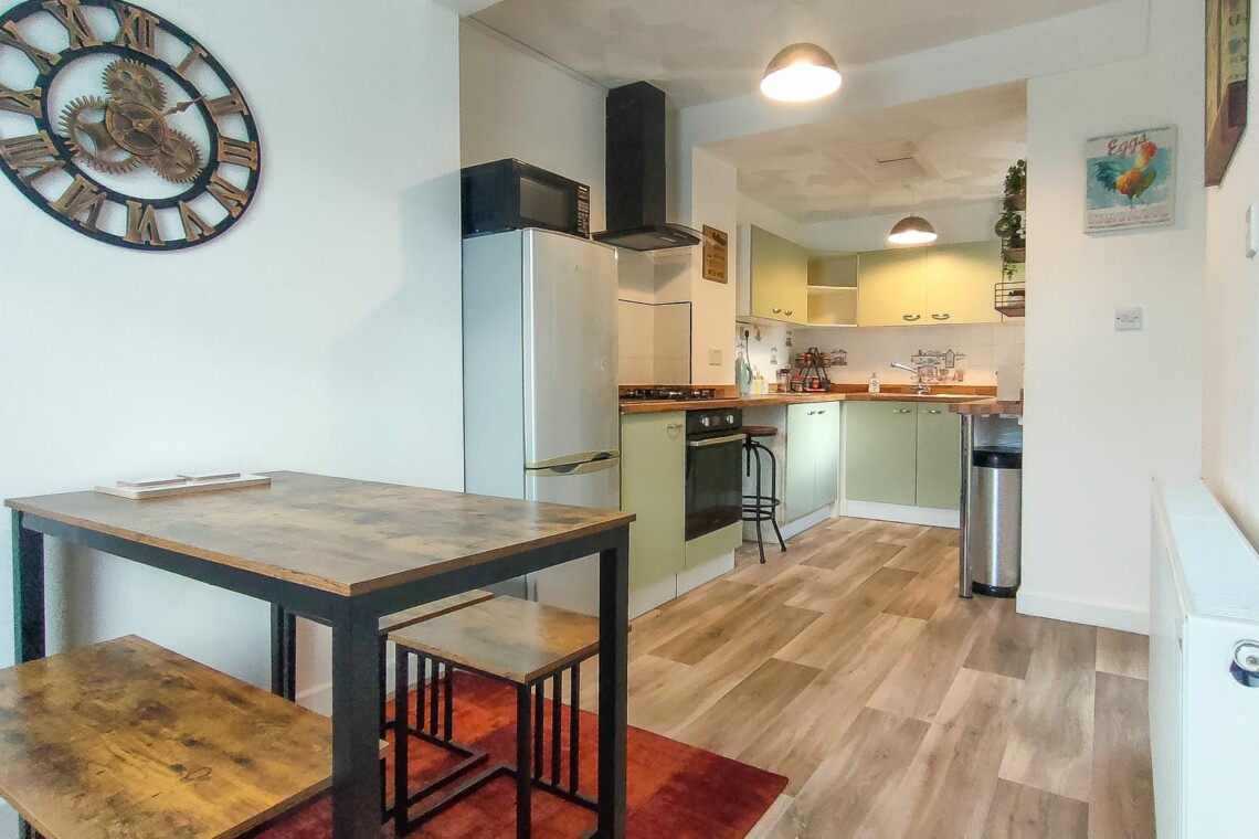 Open plan dining & kitchen area