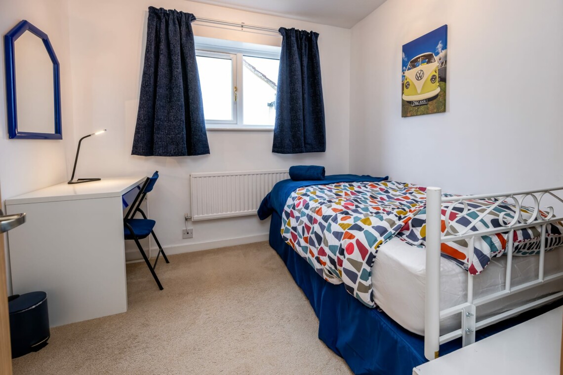 Single room with desk