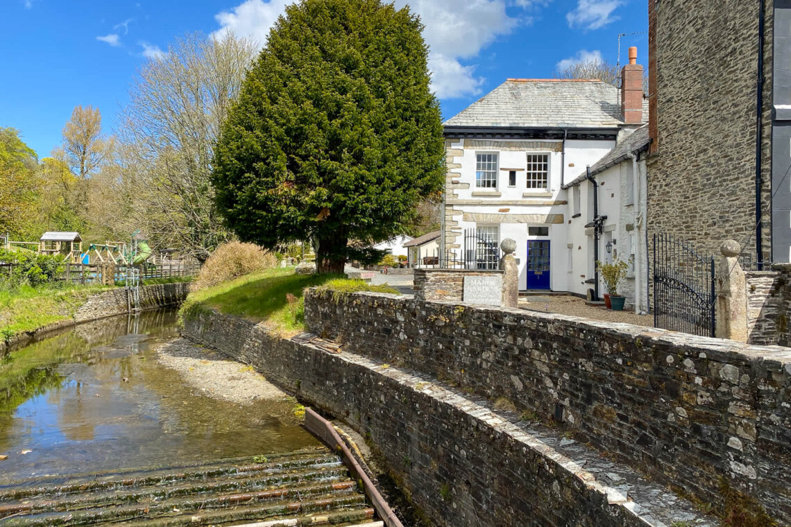 Lovely location by the river