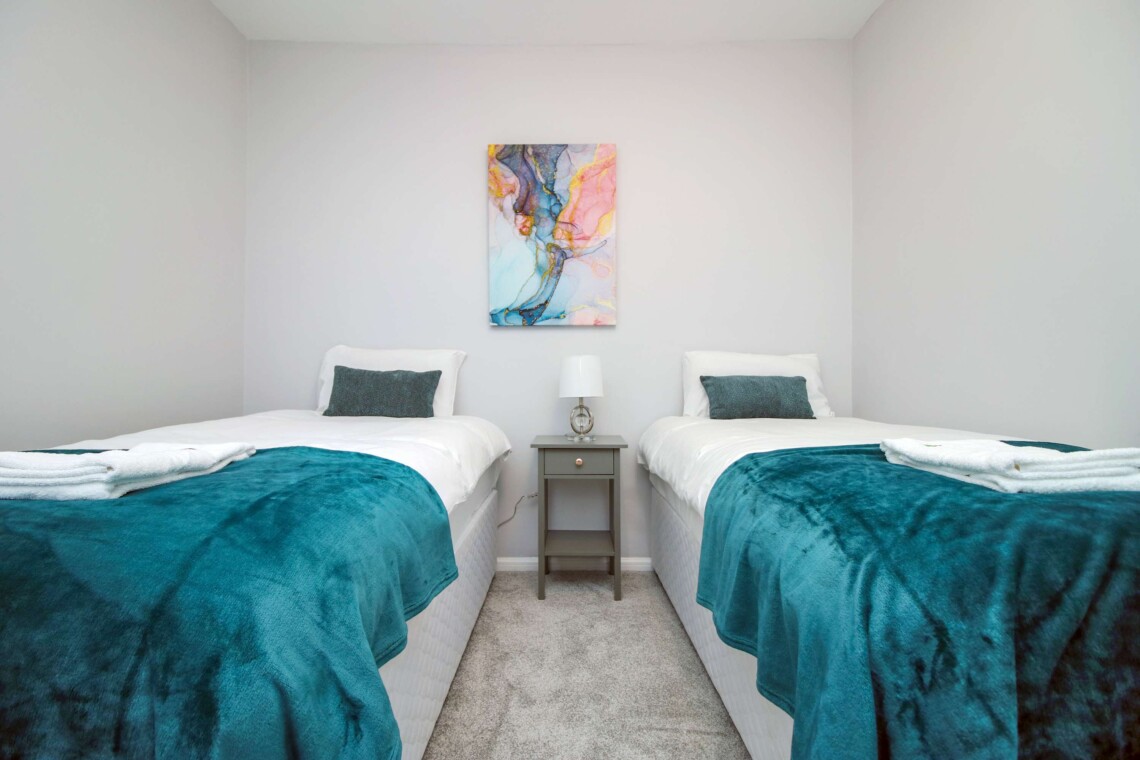 Bedroom with two single beds 