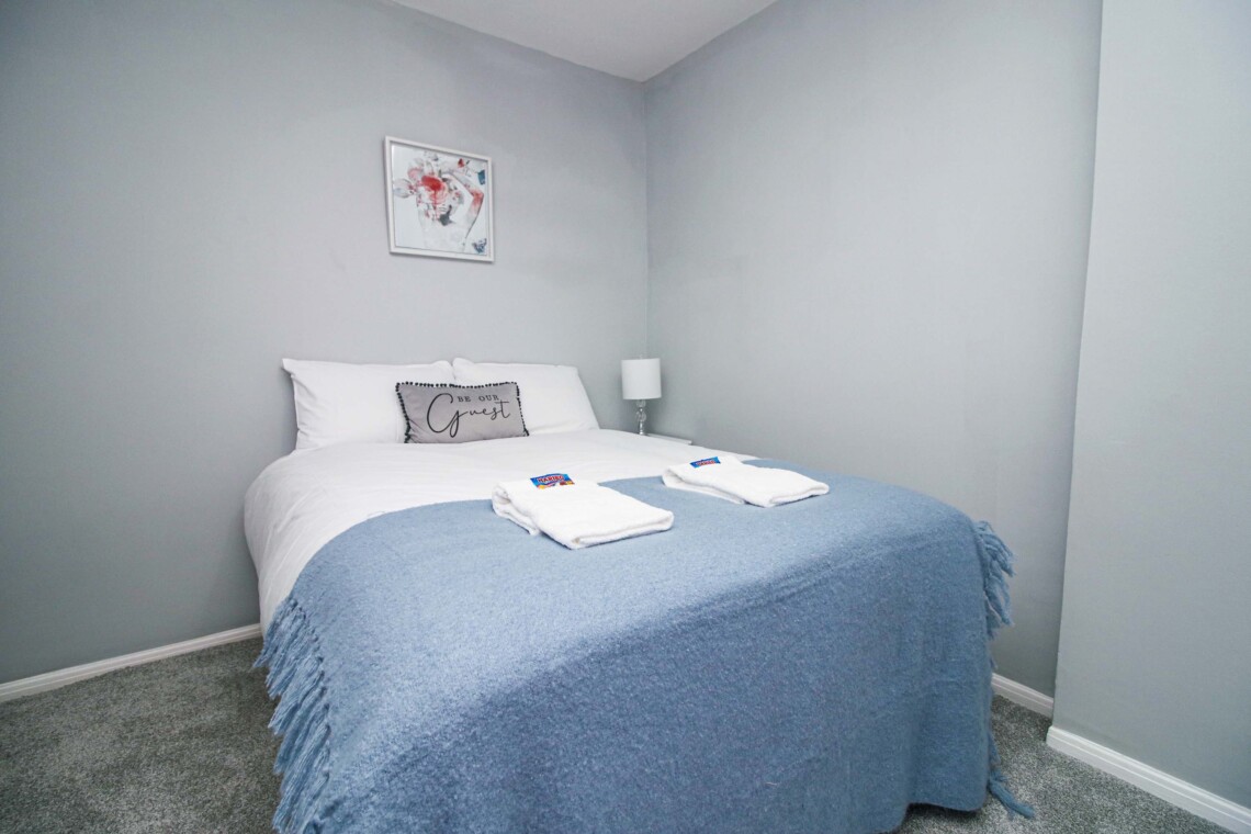 Double bedroom, hotel quality linen 
