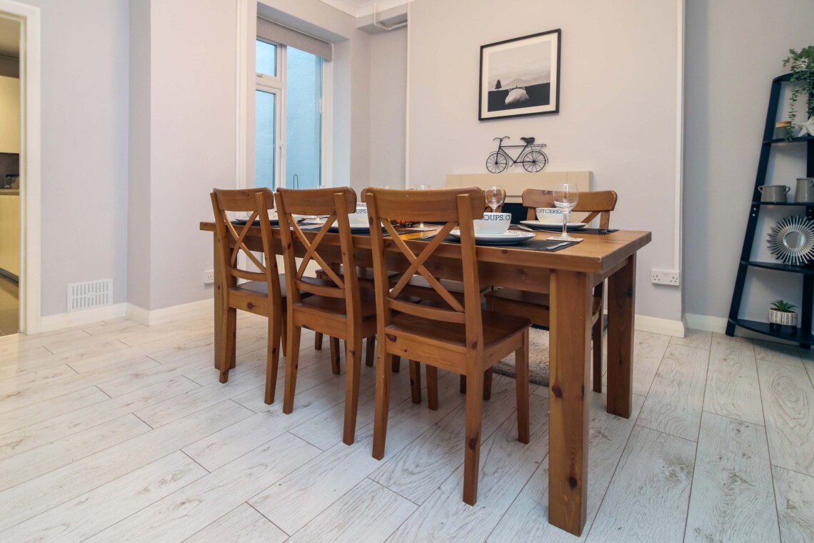 Spacious dinning area for six