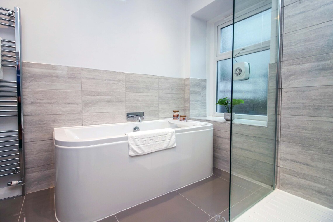 Large bath to soak in
