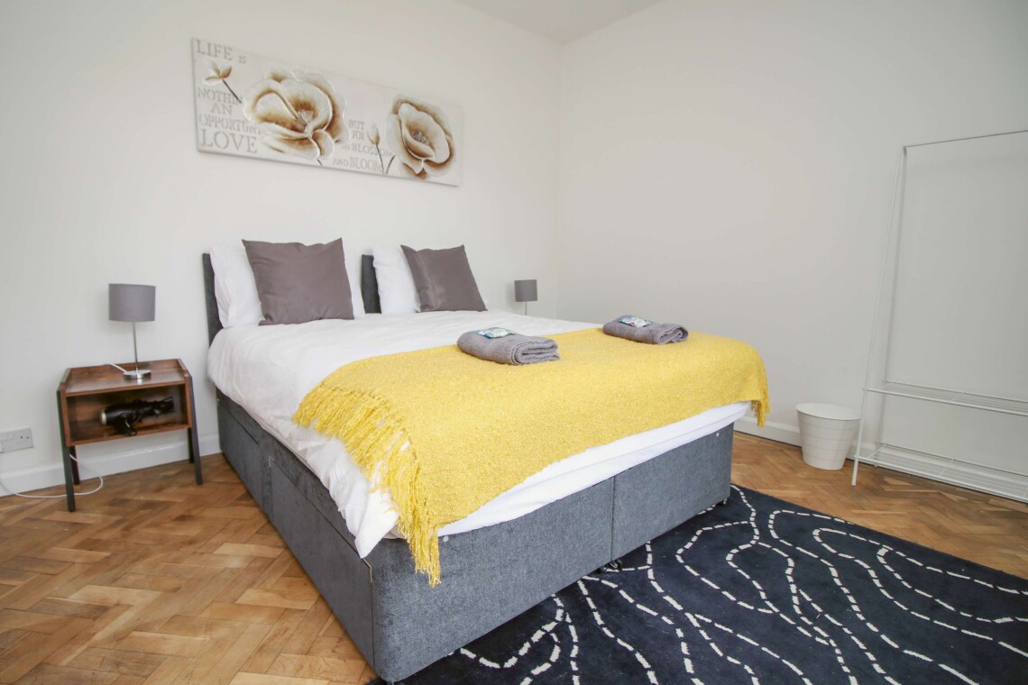 Ground floor bedroom with double bed