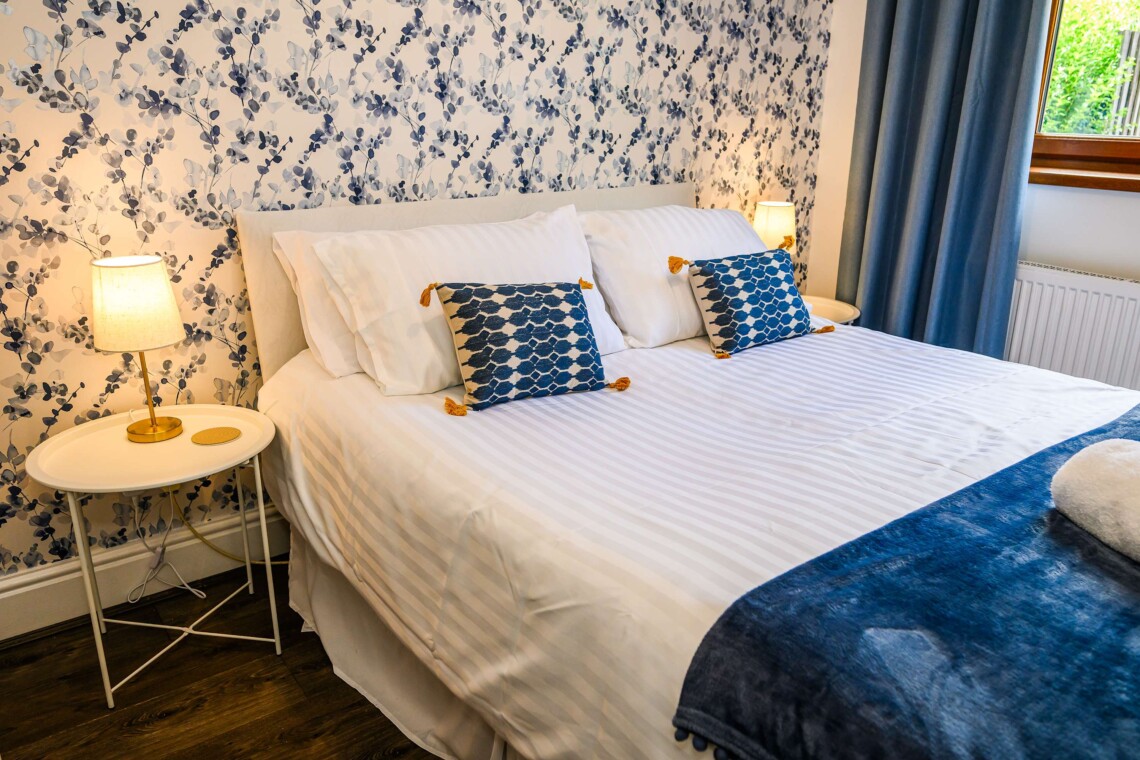 King size bed high quality linen 
