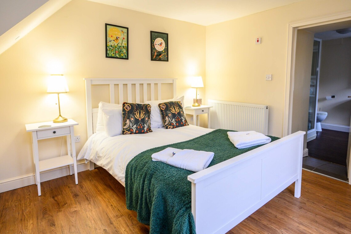 Kingsized bed with ensuite bathroom