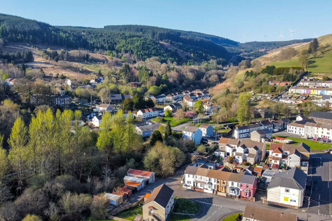 Location: birds-eye view of Dunraven and the surrounding area
