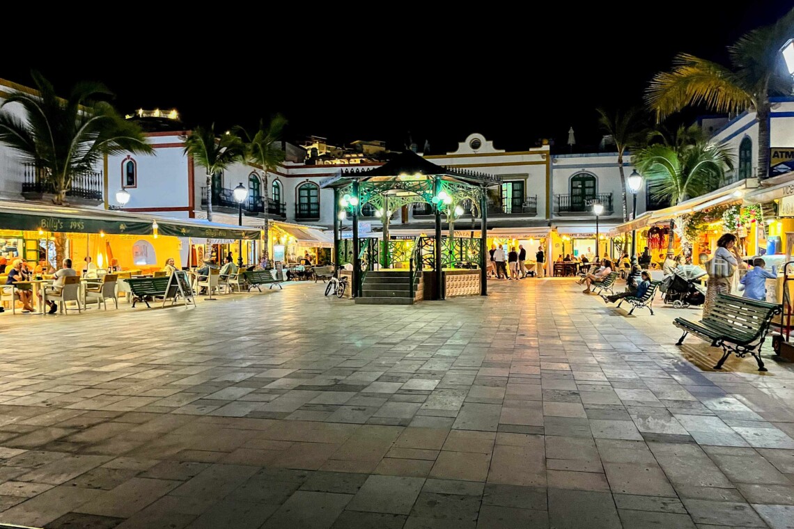 The marina promenade is lined with restaurants, cafes, bars, and shops, offering a variety of options for dining and browsing. 