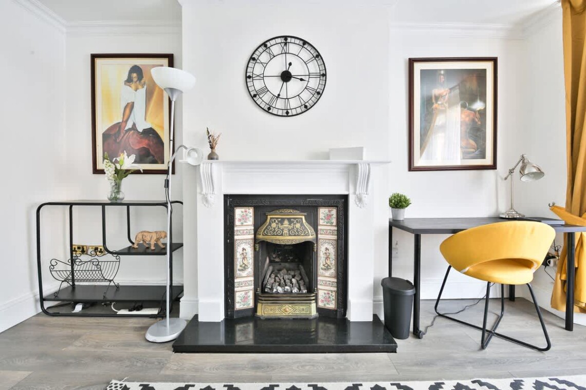 Sitting Room / Optional Bedroom:
Super-comfortable L-shaped sofa bed and a dedicated work area. 