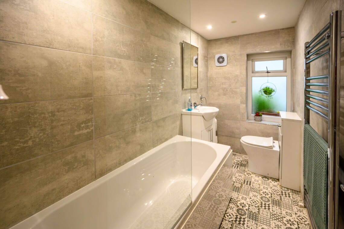 Bathroom with bath & over-bath multihead shower 