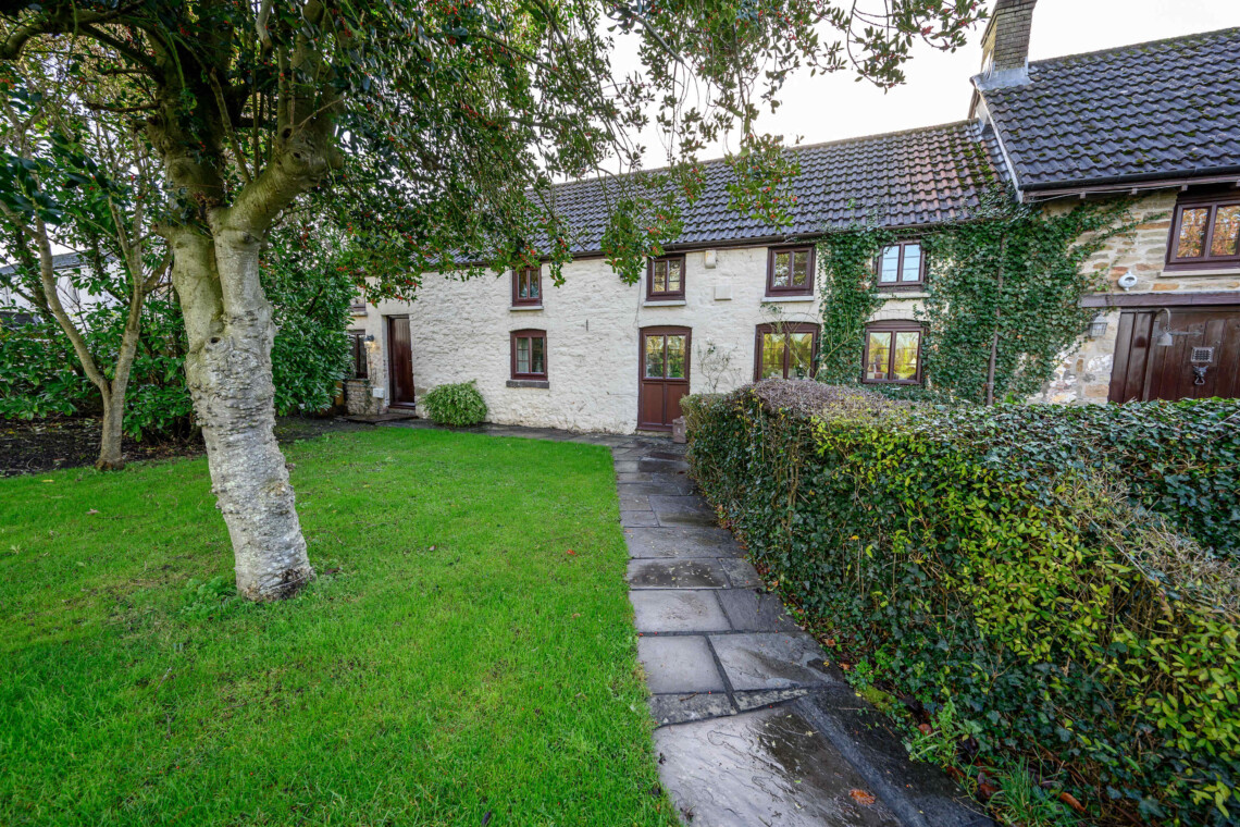 Pathway to Laurel Cottage