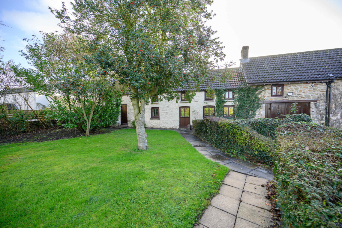 Pathway to Laurel Cottage