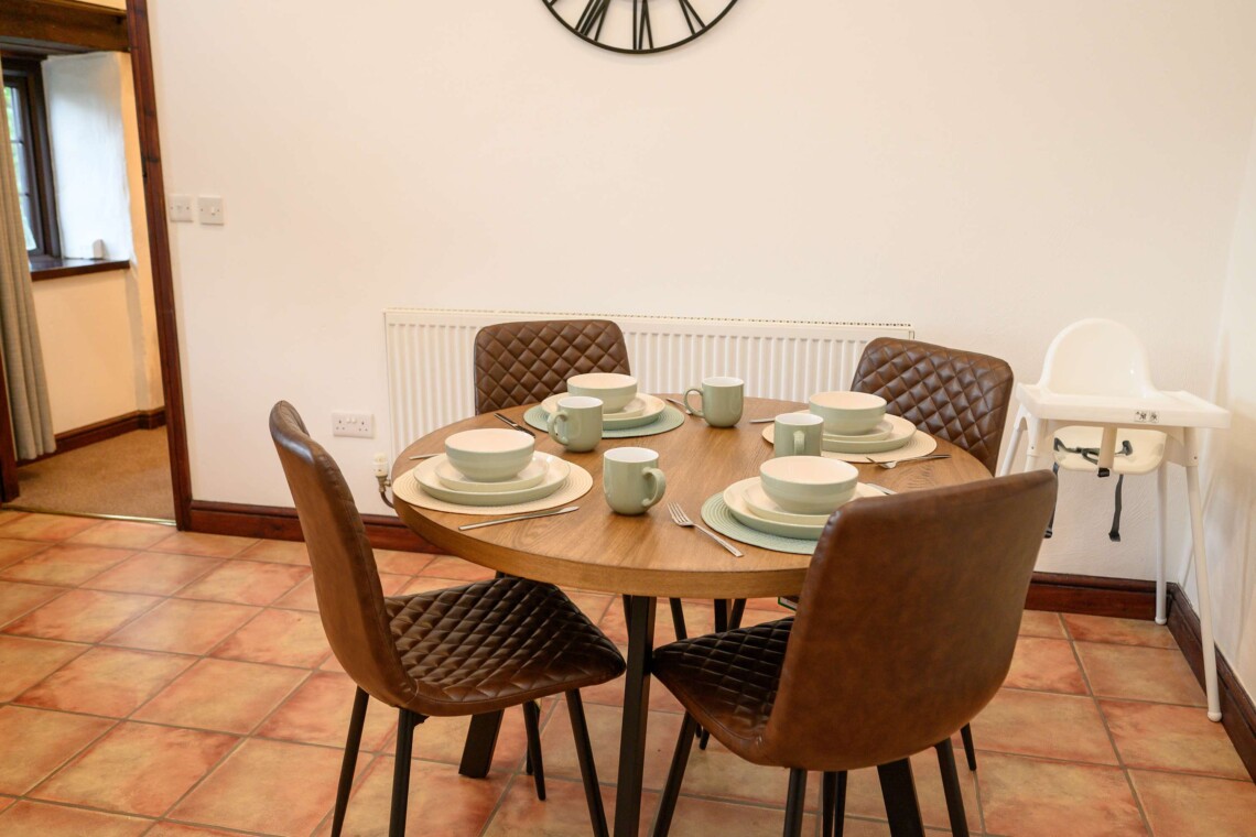 Dining area in the well-equipped kitchen