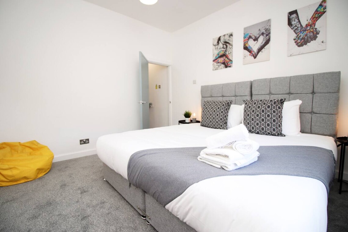 Bedroom with a comfortable king-size bed, perfect for a peaceful night's sleep