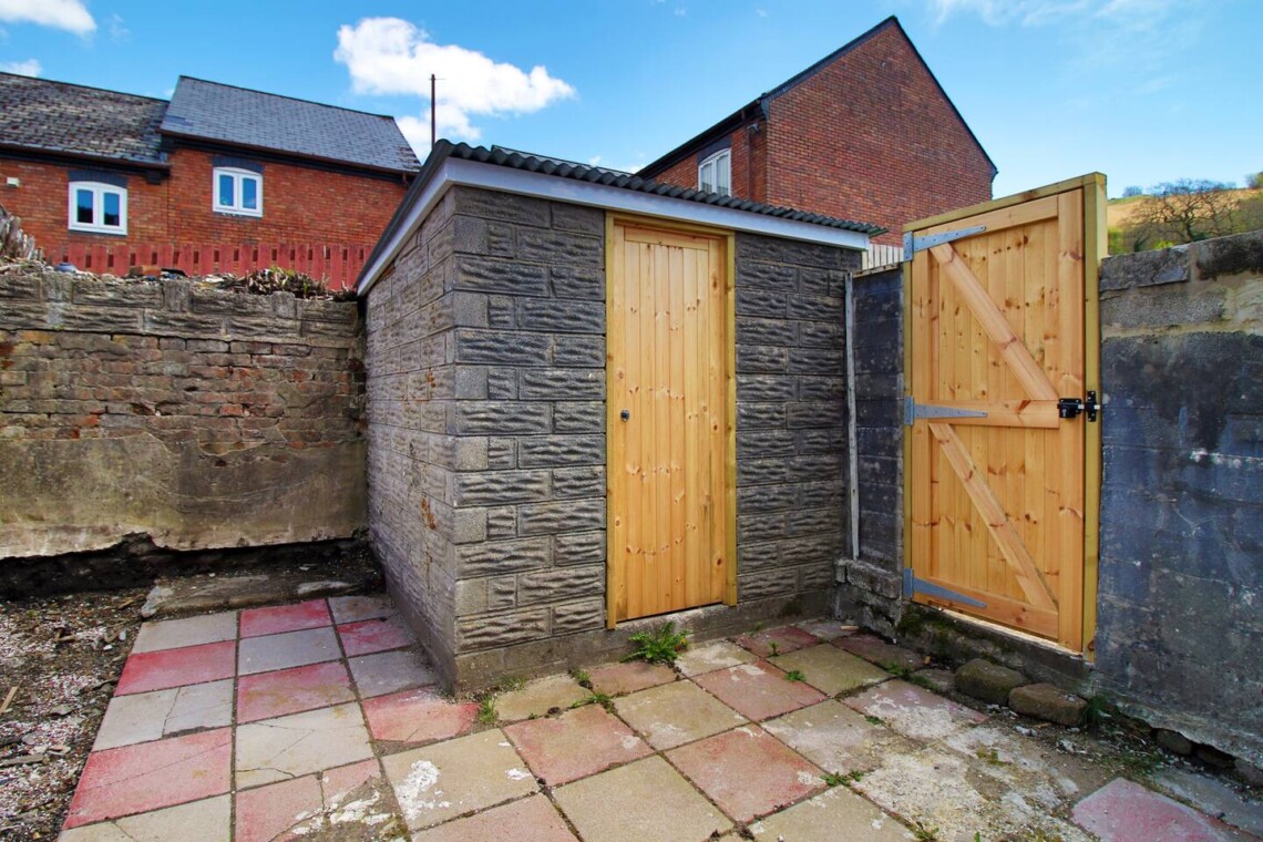 There is a courtyard to the rear for you to enjoy the mountain views from the garden, a perfect spot to relax and soak in the tranquil village setting