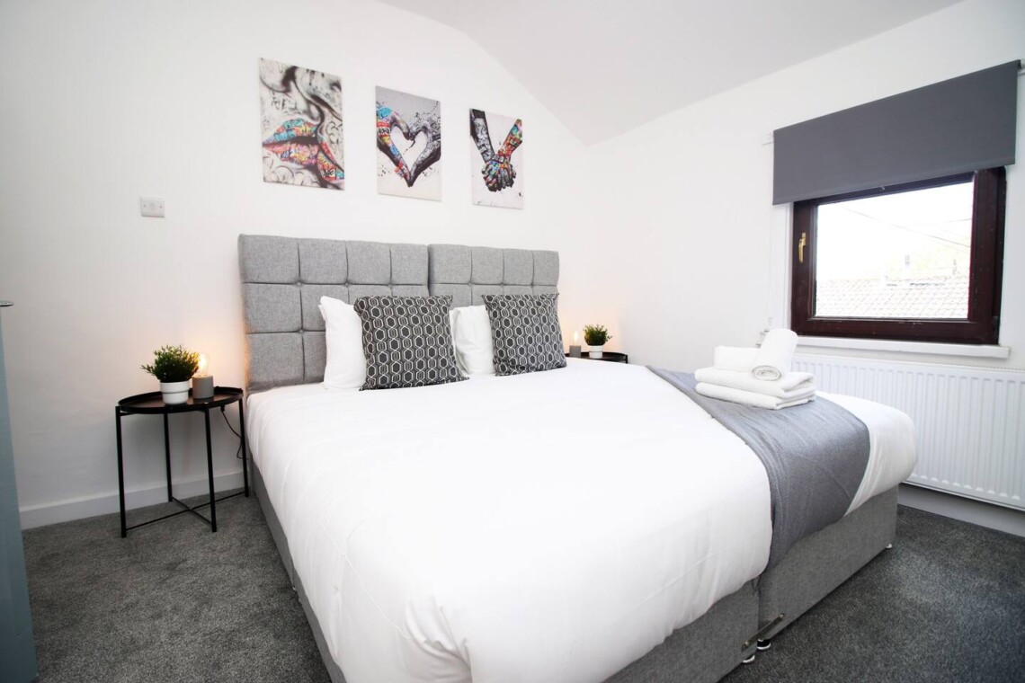 Bedroom with a comfortable king-size bed, perfect for a peaceful night's sleep