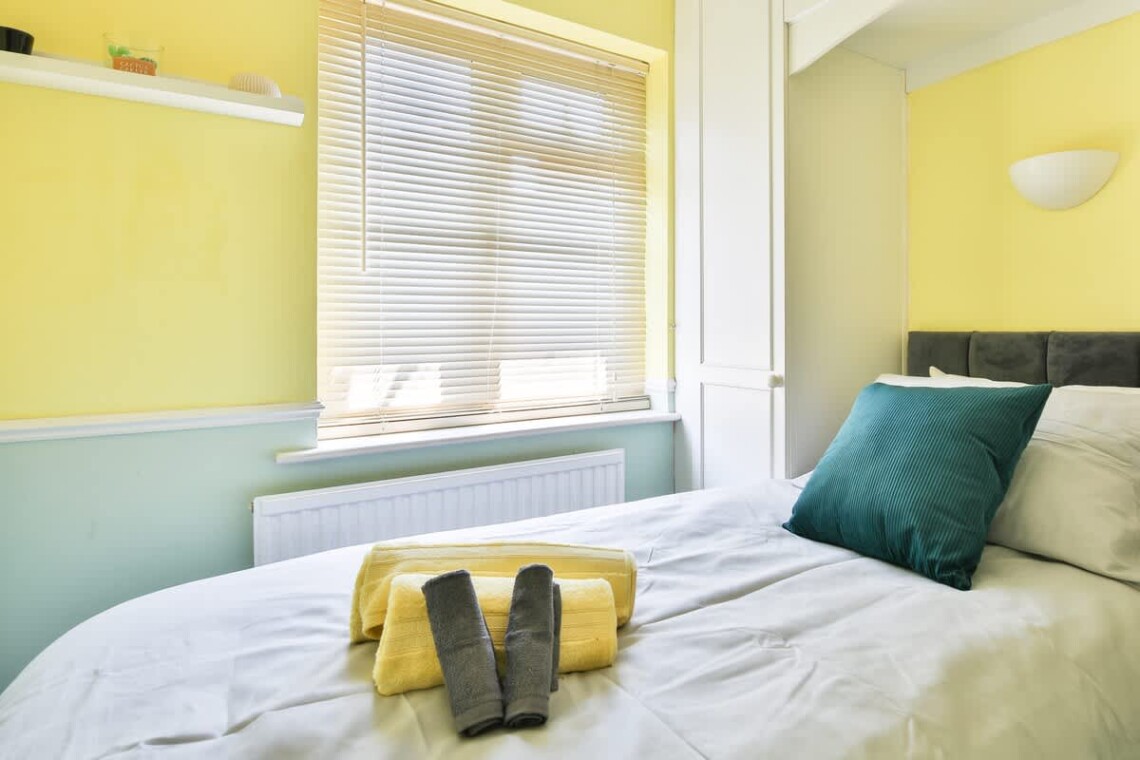 Cosy room with a single bed and cupboard space