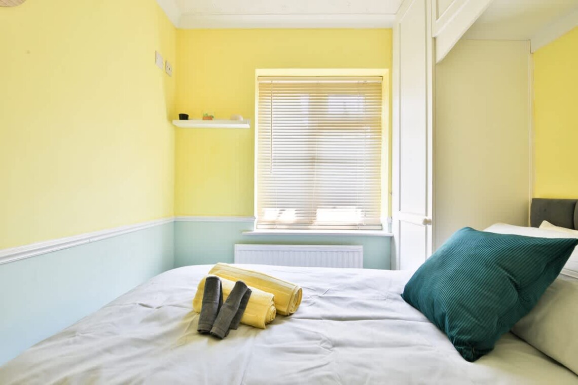 Cosy room with a single bed and cupboard space