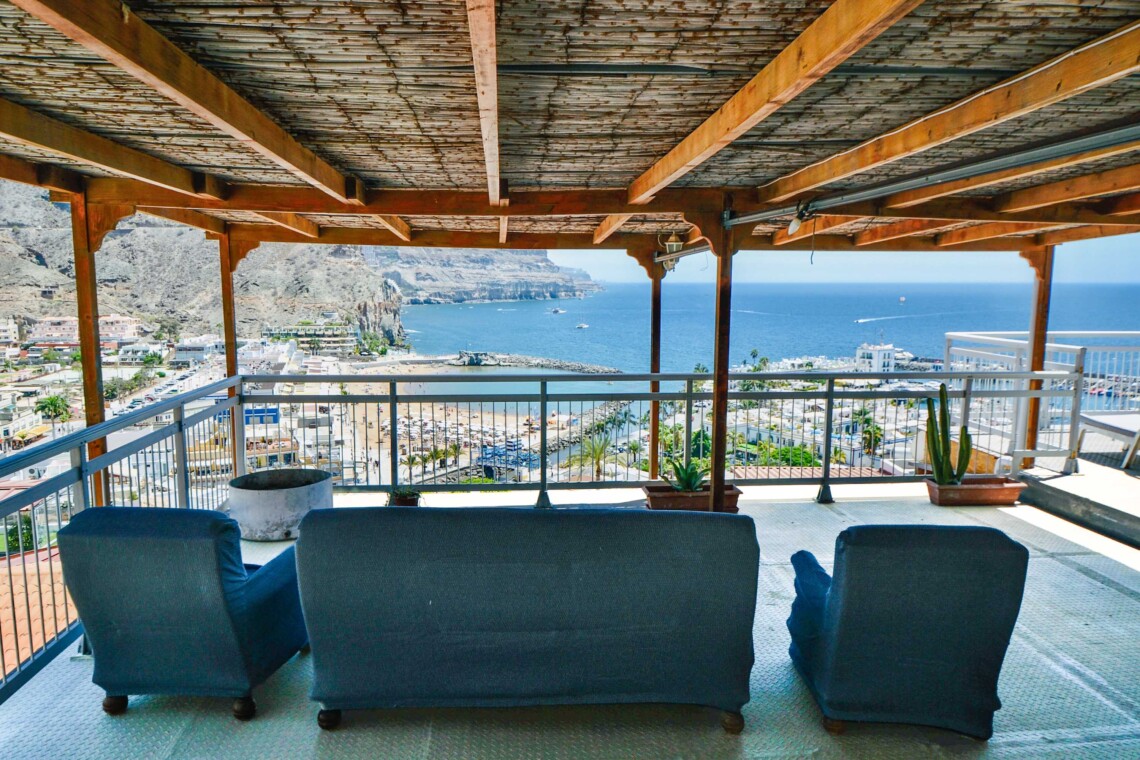 
The stand out feature is a large communal roof terrace (shared with one other apartment) giving you views all over Puerto de Mogan, the beach and the marina. The perfect place to shelter from the sun in the day with an ice cold drink or to gaze upon
