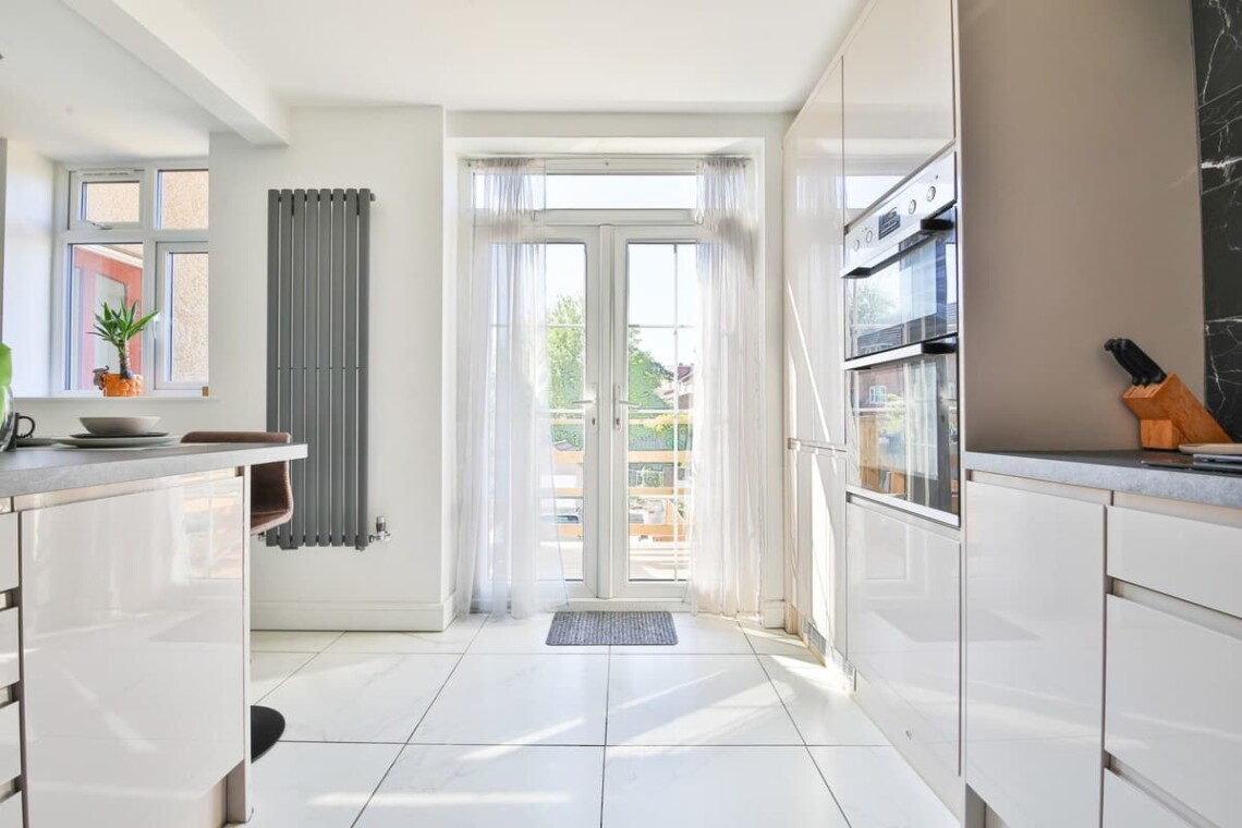 A modern, fully fitted kitchen with breakfast bar—great for preparing meals or sharing a drink.