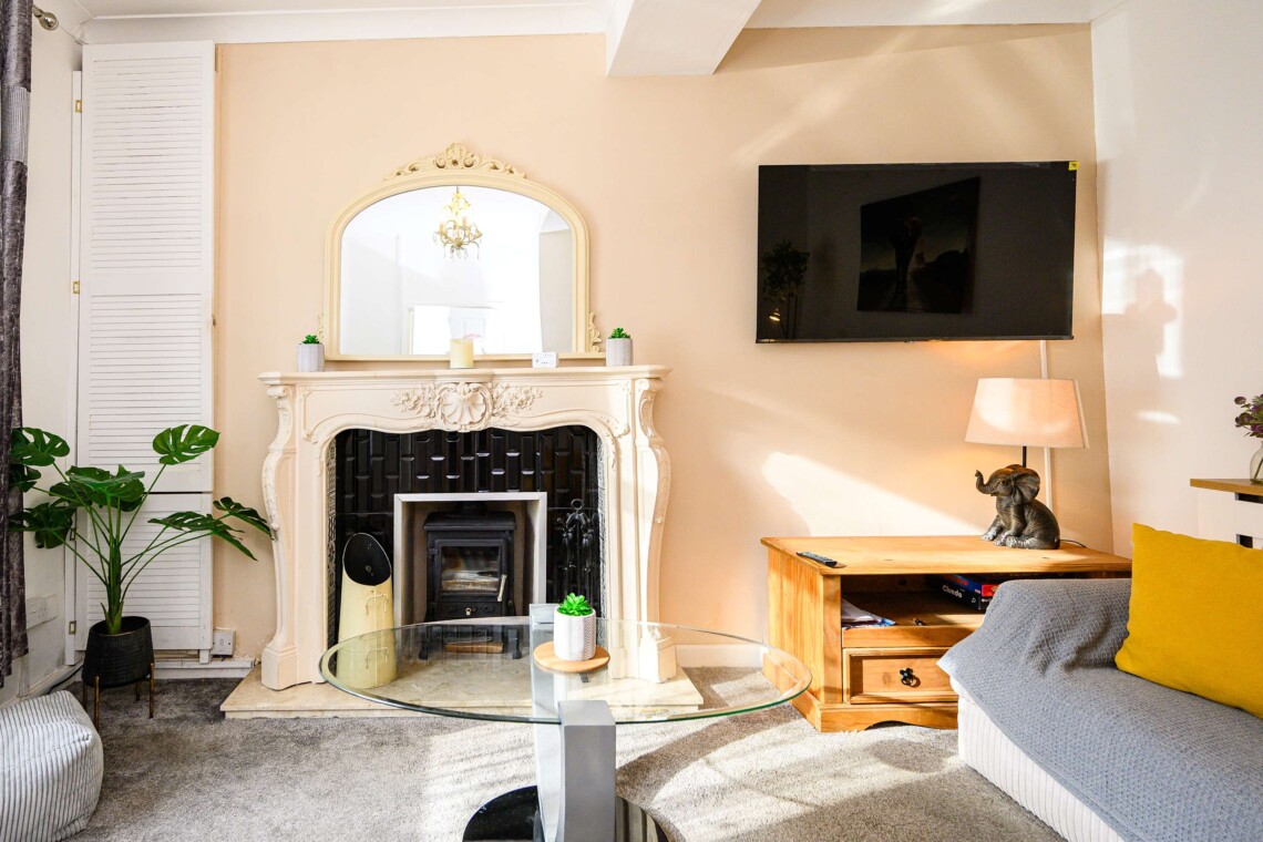 Living area with multimedia TvVand fireplace 