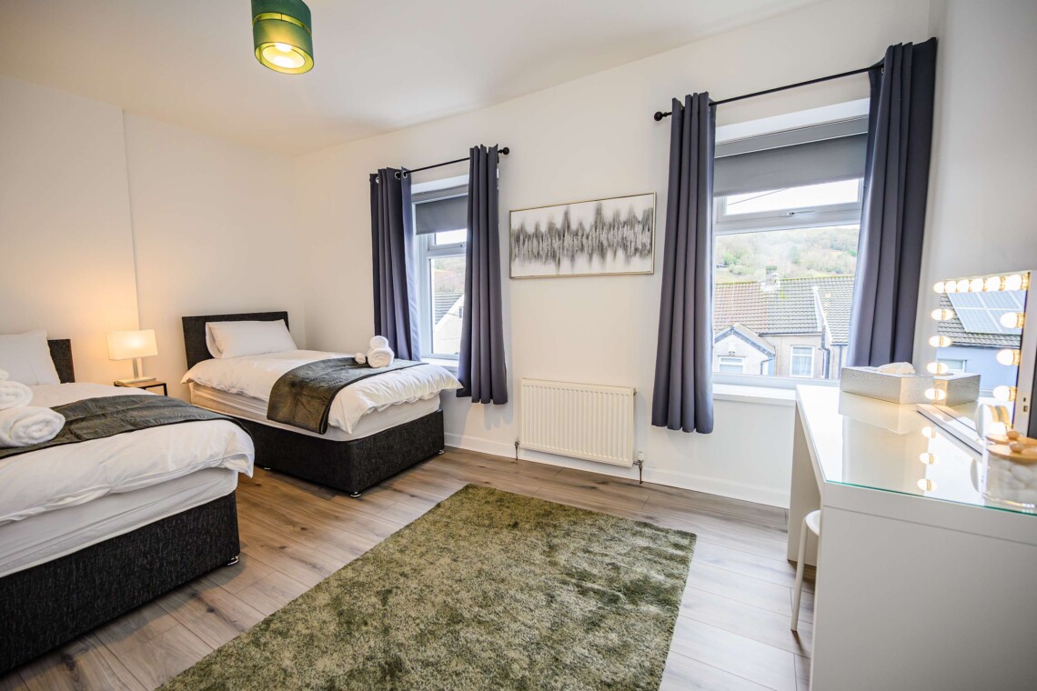 Bedroom 1: twin single bed with dressing table