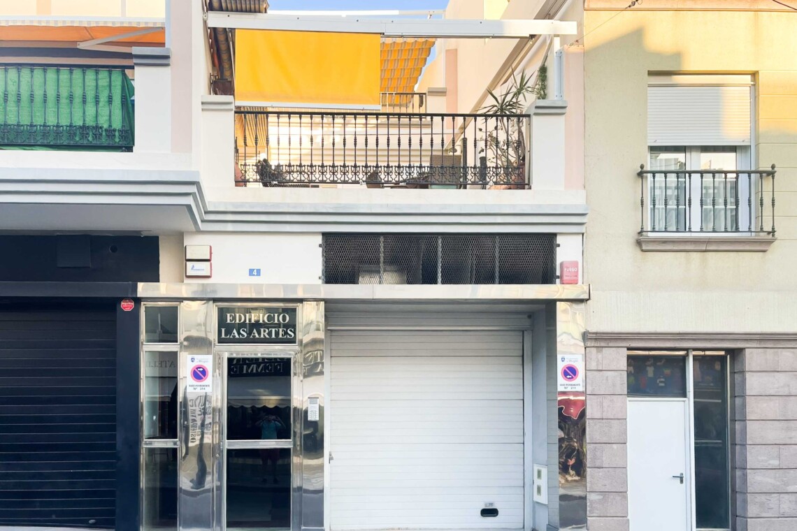 Street view and access to Casa Melinda