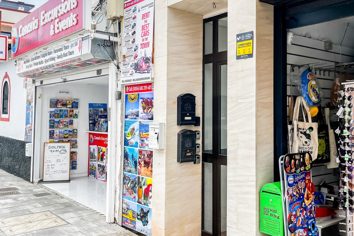 Main entrance to Casa Arno, The apartment is situated on a central street, 100m from the bus station, where you can find local shops, restaurants, supermarkets, and it is 50 meters away from the beach and the famous Marina!