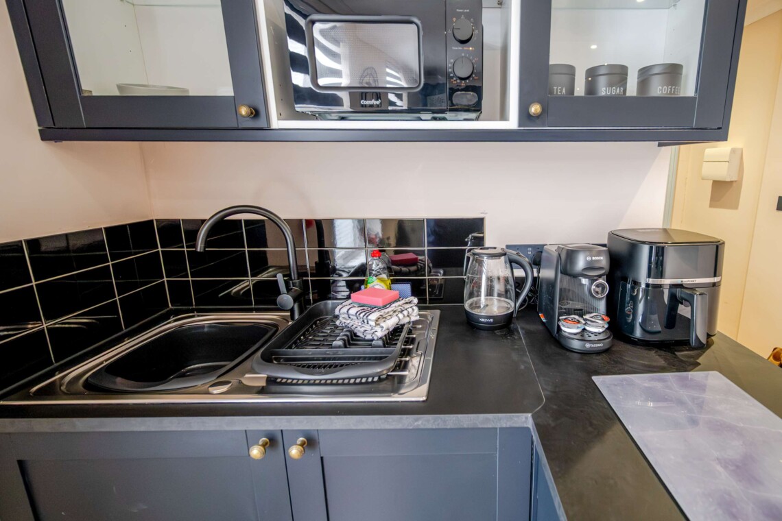 kitchen has everything you could possibly need for your stay including utensils, kettle, toaster, fridge, microwave and hob. Please note there is no oven.