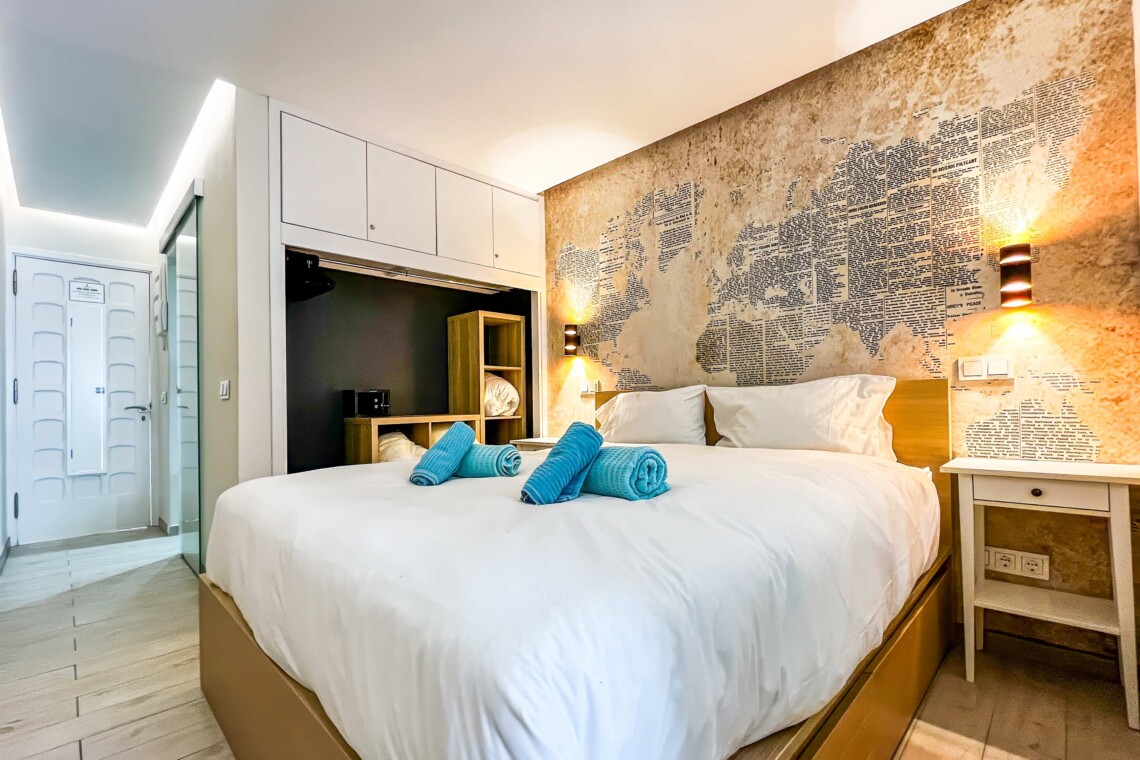 Bedroom, king-sized bed 