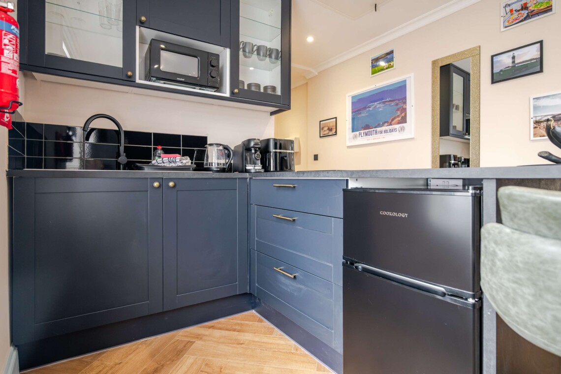 The kitchen has everything you could possibly need for your stay including utensils, kettle, toaster, fridge, microwave and hob. Please note there is no oven