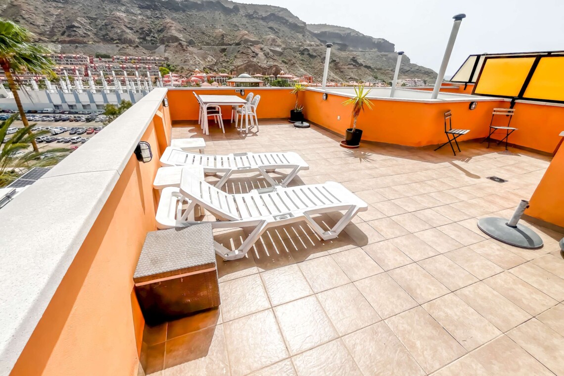 Enjoy breathtaking sea and mountain views from the sun loungers.
