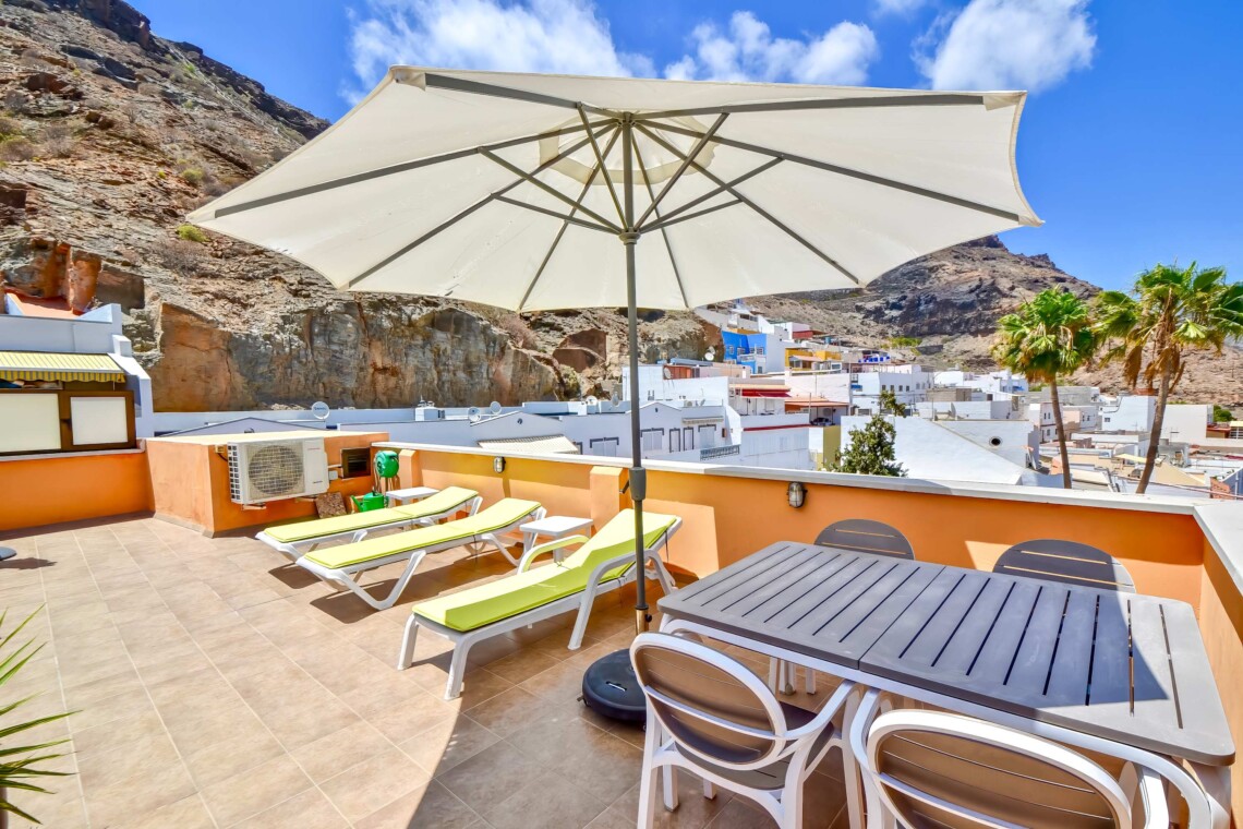 Enjoy breathtaking sea and mountain views from the sun loungers.