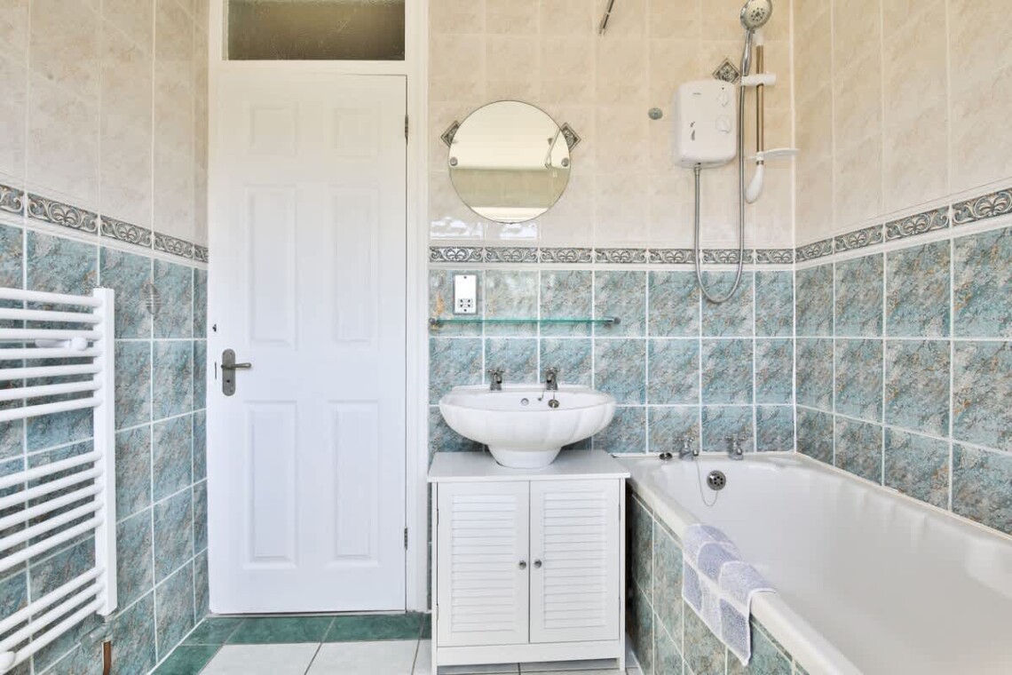 First floor main bathroom