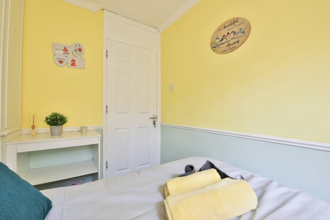 Cosy room with a single bed and cupboard space
