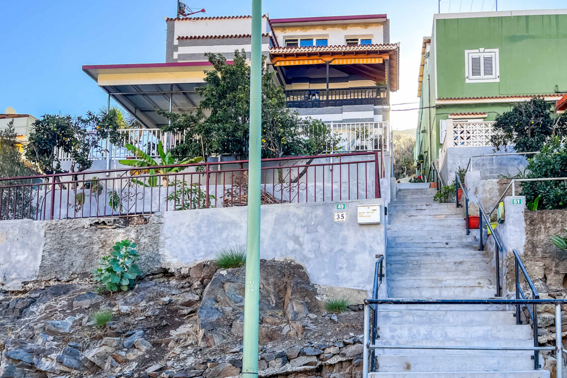 Access via steps, street parking available.