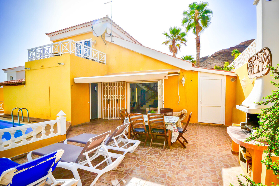 Patio, Swimming pool & BBQ areas