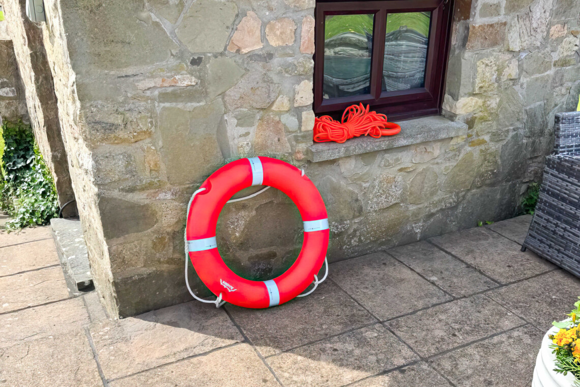 Pool area equipped with a safety ring