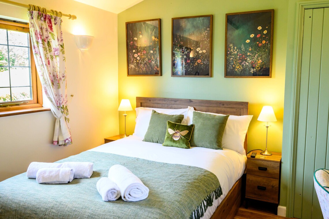 Rose cottage, beautifully decorated, with views of the large garden