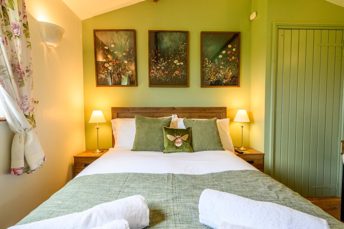Rose cottage, beautifully decorated, with views of the large garden