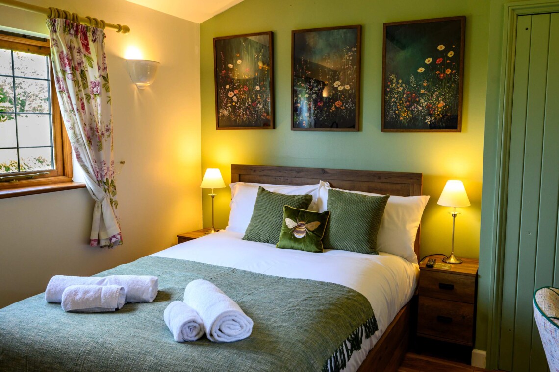 Rose cottage, beautifully decorated, with views of the large garden