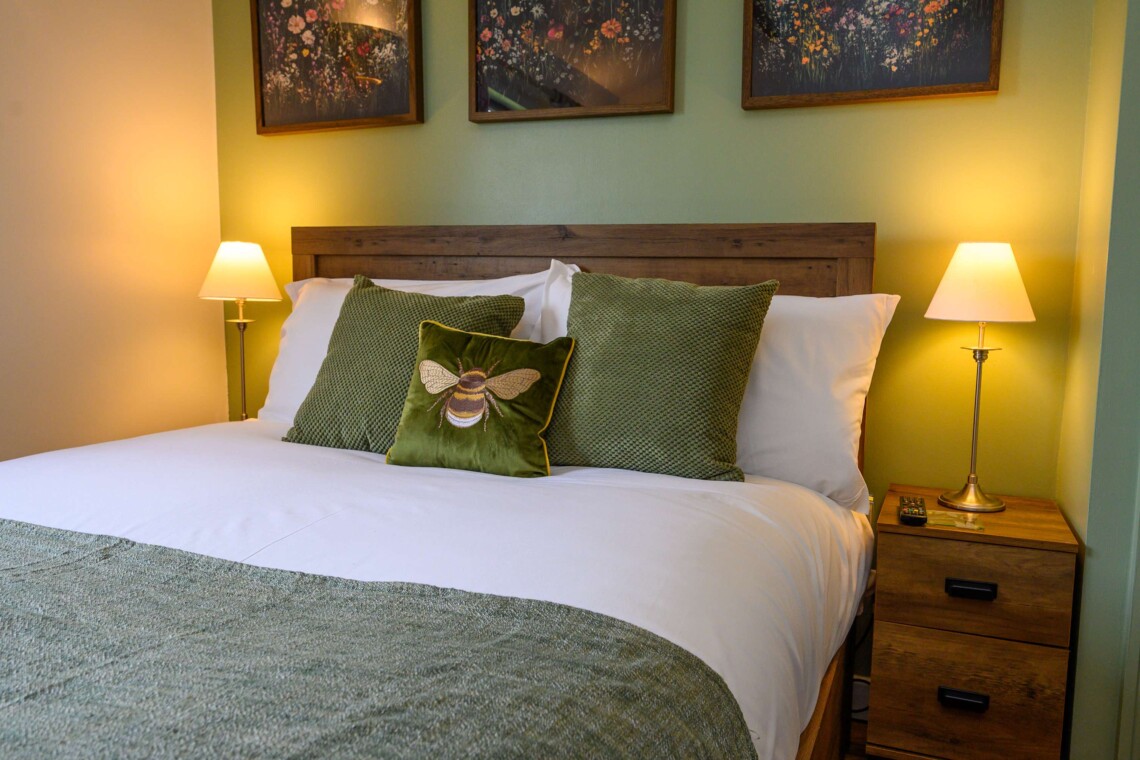 Rose cottage, beautifully decorated, with views of the large garden