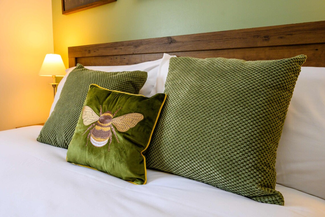 Rose cottage, beautifully decorated, with views of the large garden