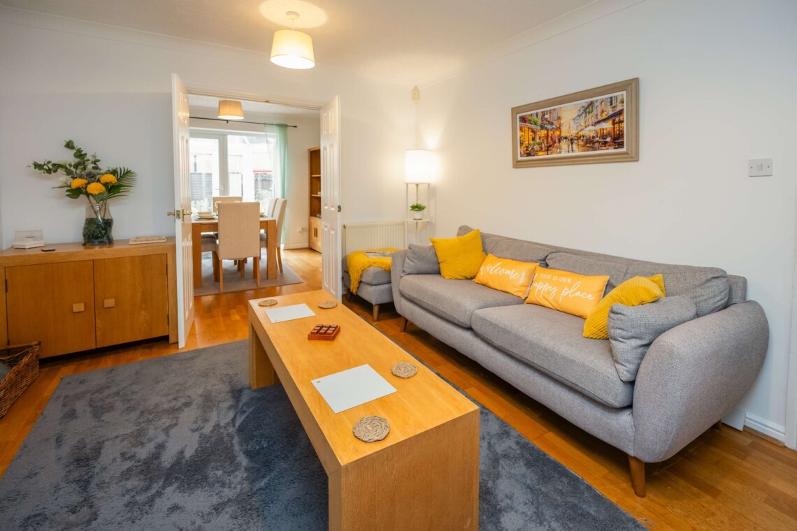 Living room, with comfortable sofas, multimedia TV and free wifi