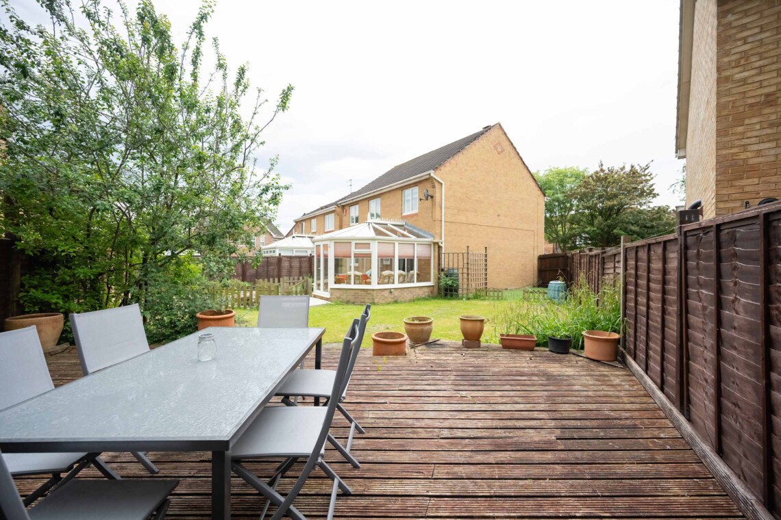 Enjoy eating outdoors, make use og the table and chairs on the decked area